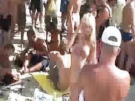 голые женщины позируют перед камерой видео